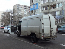 Пьяный калининградец на угнанном фургоне врезался в припаркованную машину