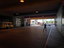 Наземный переход между зданиями «Европа-Центра» начали застраивать торговыми помещениями