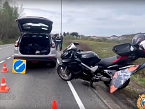 Байкер с девочкой врезался в «Джили» на дороге из Калининграда