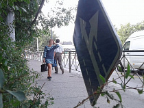 В Калининграде над тротуаром завис дорожный знак и провода (фото)