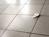 Покупательница, упавшая на мокрой плитке, требует с магазина 600 тысяч рублей