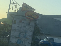 Дорожный знак залетел на доску объявлений на Гайдара