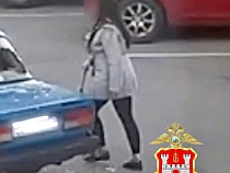 В Балтрайоне полицейские попросили женщину больше не бить окна машин