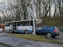 В Калининграде «Фольксваген» на полном ходу врезался в автобус №29