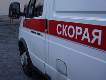 Вылетевшее на тротуар авто снесло старика