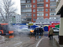На улице Ульяны Громовой перед пассажирским автобусом загорелся автомобиль