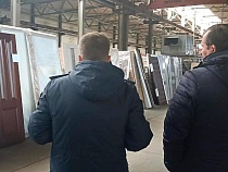 В Светлом арестовали двери из-за 1,4 млн рублей долга по зарплате 