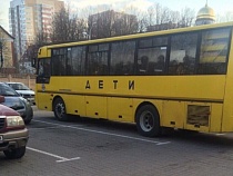 Полицейские сопроводят Медведева на детском автобусе