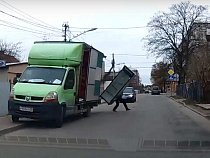 Рухнувший на дорогу холодильник едва не спровоцировал ДТП в Калининграде