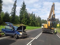 Под Советском экскаватор смахнул «Форд» с дороги