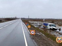 Под Полесском фургон улетел с дороги на затопленное поле