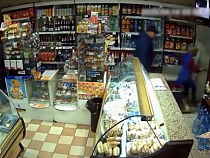 Полиция опубликовала видео ночного разбоя в магазине Калининграда 