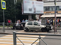 Пешеходы спаслись чудом: появилось видео столкновения БМВ с «Рено»