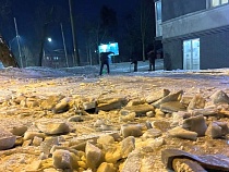 В Калининград народ продолжает самоотверженную борьбу со льдом