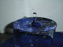 На улице Громовой в Калининграде питьевую воду продают по 3 рубля за литр