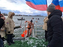 В Балтийске устроили заплыв в ледяной воде в честь морской пехоты 