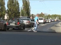 Инспекторы ГИБДД подарили нарушителям правил светоотражатели