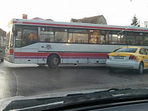 В Калининграде пассажирский автобус столкнулся с такси