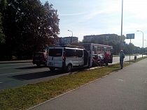 В Калининграде микроавтобус уронил на легковушку пиломатериалы