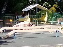 В детском саду в Калининграде на детской площадке сняли голого мужчину