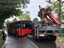 Автобус с пассажирами влетел в грузовик в Гурьевском районе