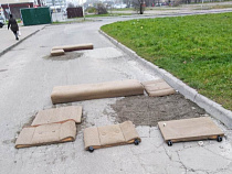 В Калининграде яму на дороге защитили диваном 