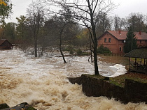 В Калининградской области вода прорвалась под дамбой*