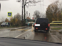 В поселке Борисово пассажирский автобус въехал в дерево