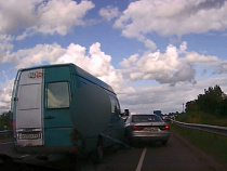 Фургон «воспитал» «Мицубиши» ударом в левый бок (видео)