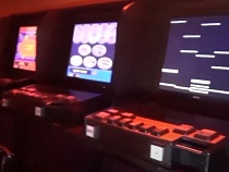 В игровой зал на Ленинском проспекте СОБР вломился через разбитую дверь 