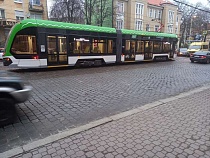 В Калининграде маршрутка и «Фольксваген» остановили трамвай №3
