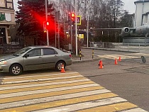 В Калининграде «Тойота» перекрыла женщине проход на красный свет