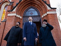 Алиханов рассказал о работах в храме Калининграда за бюджетные деньги