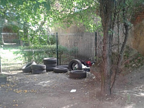 Фотофакт: в калининградских двориках появляются шинные свалки