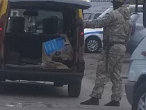 На Куршской косе люди с закрытыми лицами останавливают все машины