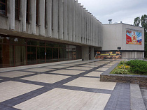 За Домом Искусств в Калининграде вырубили 20 деревьев и 27 кустарников