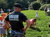 В Калининграде бойцы ОМОНа устроили зарядку для юных спортсменов