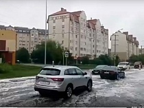 В Зеленоградске после дождя «поплыла» новая дорога 