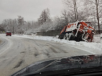 Под Калининградом в кювет улетело авто коммунальщиков