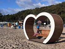 В Янтарном на пляже поставили сердечные качели