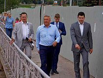 Власти обещают не закрывать тротуар Деревянного моста