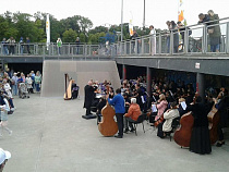 Симфонический оркестр сыграл концерт в скейт-парке (видео)