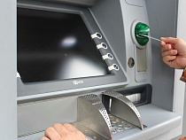 Рецидивист забрал из банкомата 29 тыс. рублей, забытые пенсионером