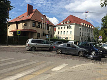 Отключение светофора в Калининграде привело к двум авариям и затору (фото, карта)