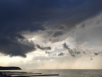 Над Балтийским море сняли гигантскую закручивающуюся тучу (видео)