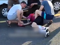 На Приморском кольце велосипедист тяжело врезался в стоящую «Ладу»
