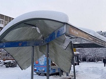 В Калининграде снег проломил крышу остановки общественного транспорта