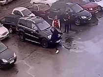 Устроивший женщине саботаж мужчина набросился на автомобиль её знакомого