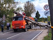 Усиливающийся ветер свалил столб на «КАМАЗ»