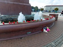 В центре Калининграда организовали стихийный мемориал (видео)